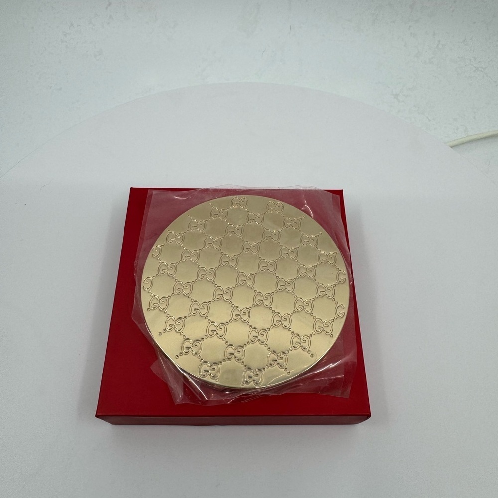 Gucci Gold Makeup Compact Mirror Brand New in Box - Picture 9 of 10